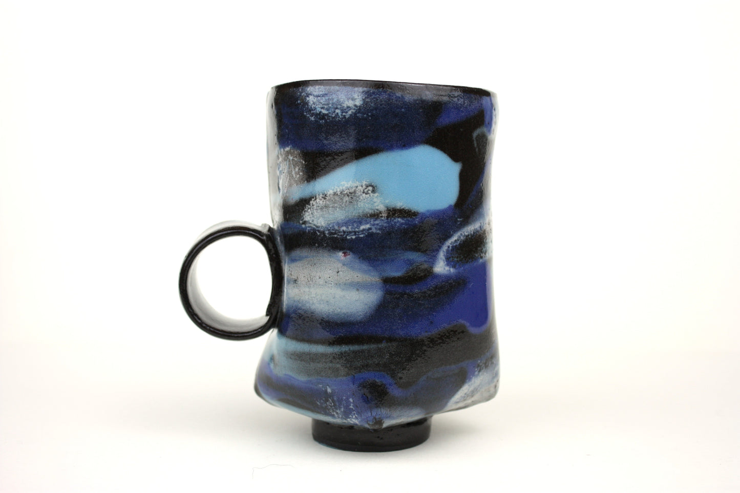 Expressive darted mug
