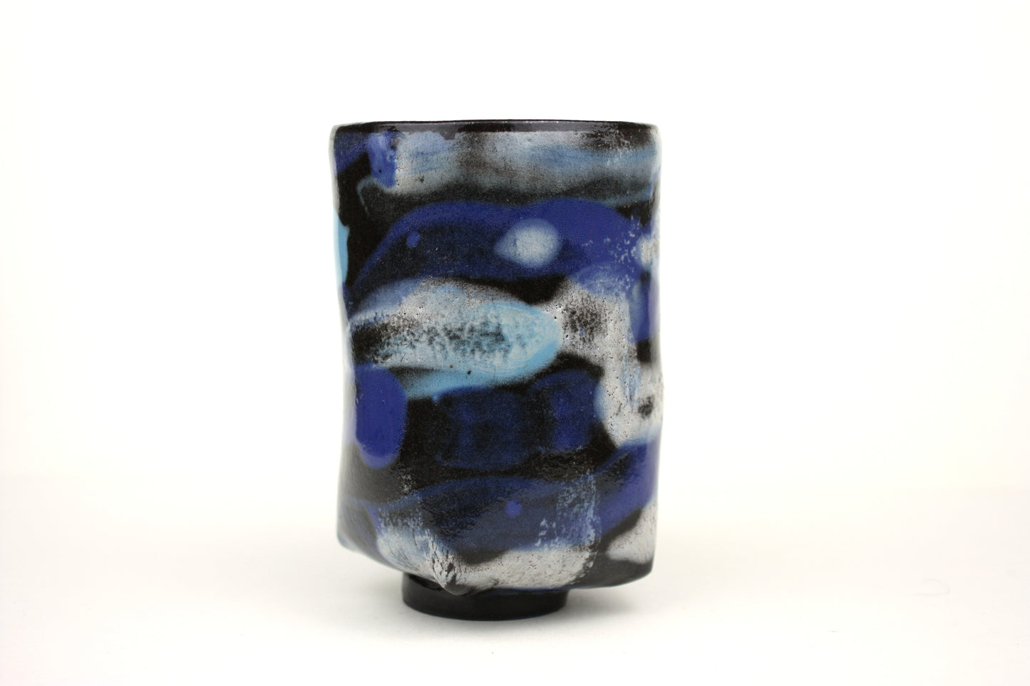 Expressive darted mug