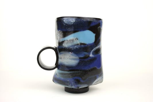 Expressive darted mug